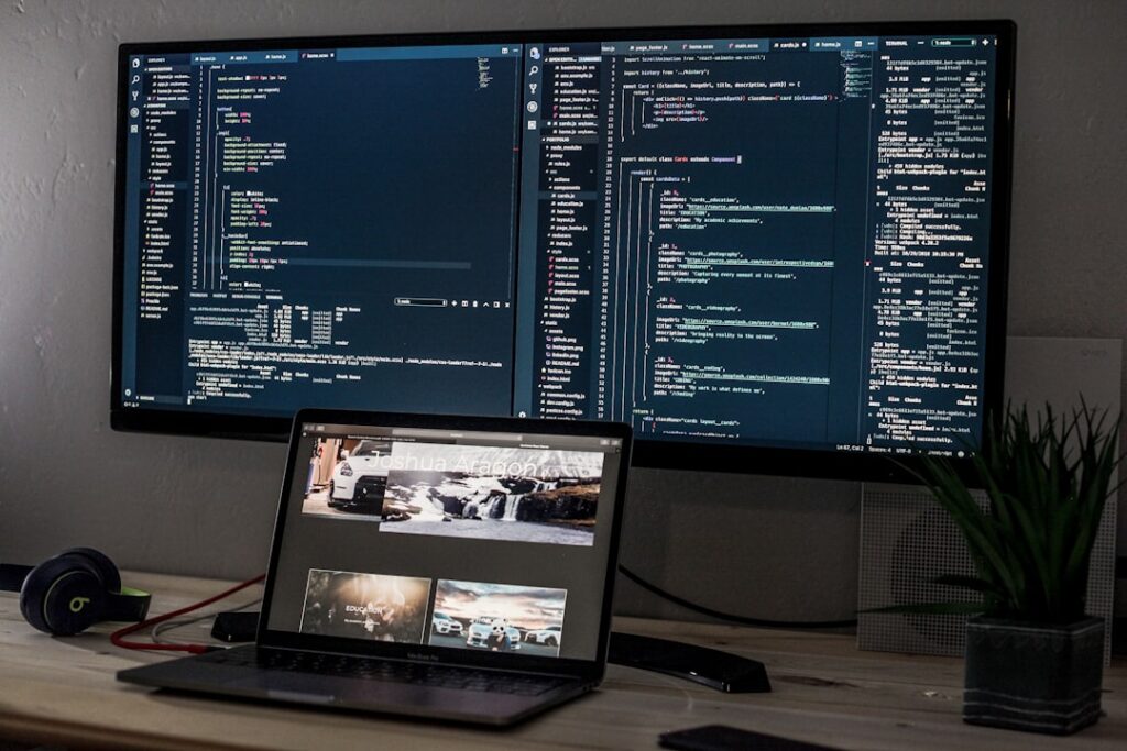 IT administrator workstation representing Windows 11 KB5129195 troubleshooting and post-update verification