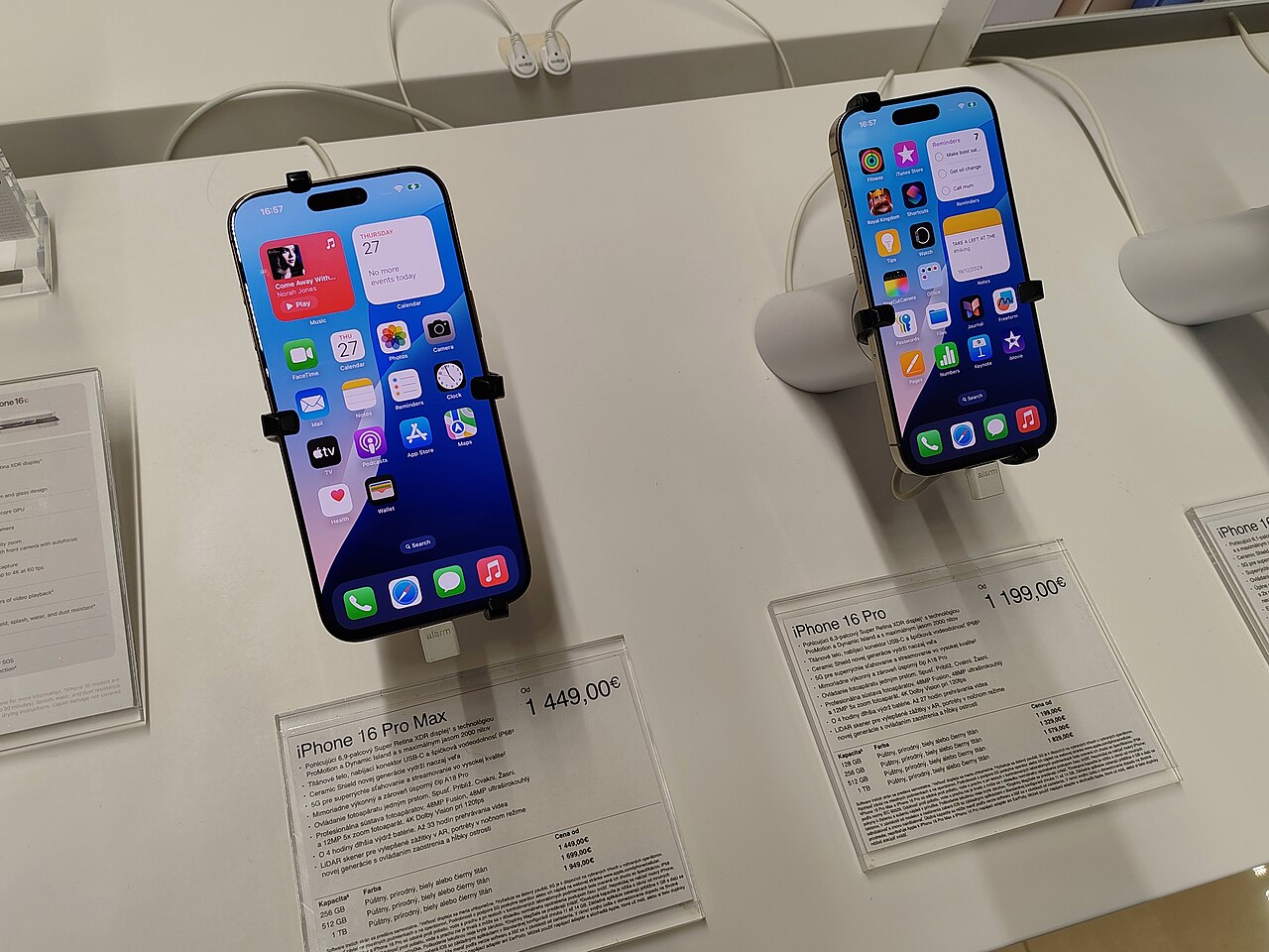 Real photograph of iPhone 16 Pro and iPhone 16 Pro Max, illustrating an iPhone cache troubleshooting article